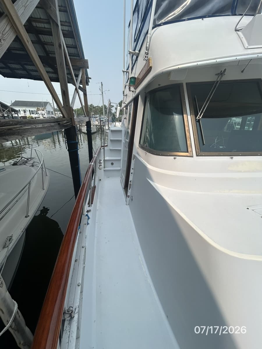 48' Hatteras starboard side deck1