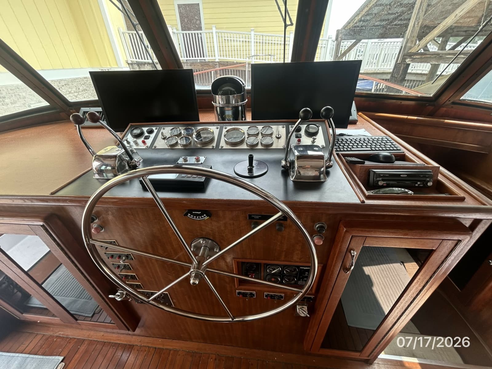 48' Hatteras pilothouse helm3