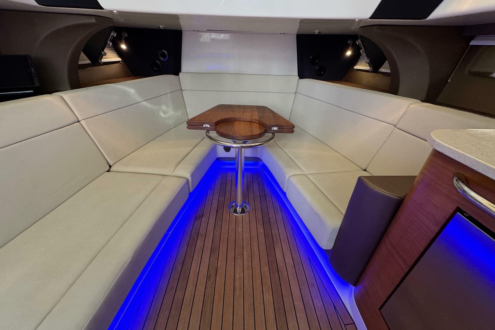 2021 Boston Whaler 420 Outrage