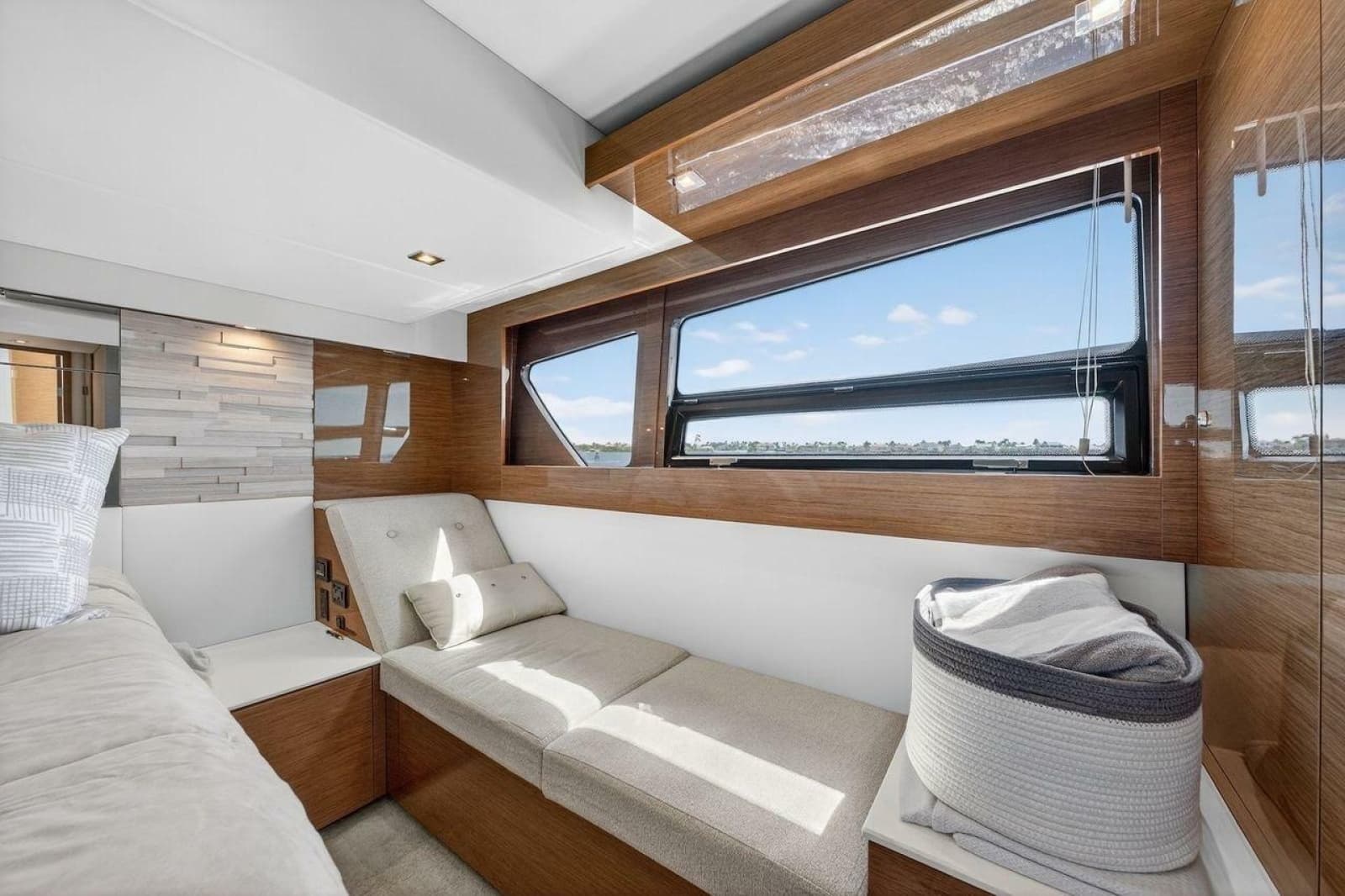 2020 Cruisers Yachts 50 Cantius
