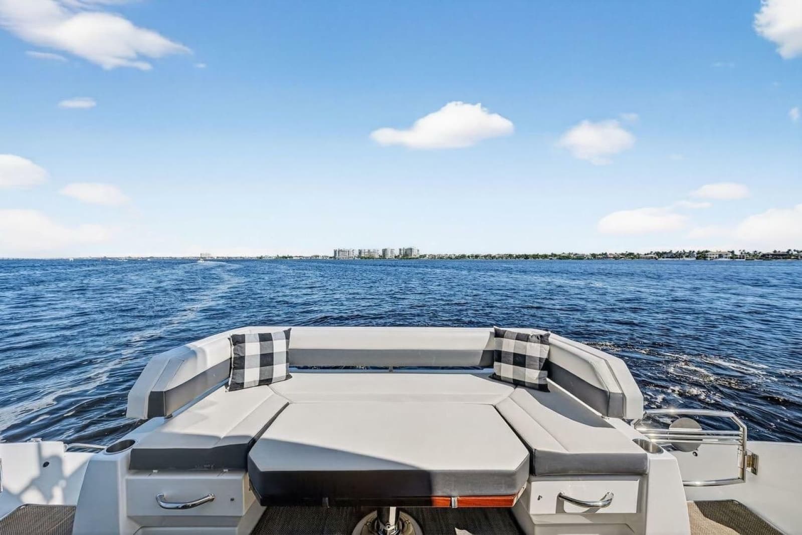 2020 Cruisers Yachts 50 Cantius