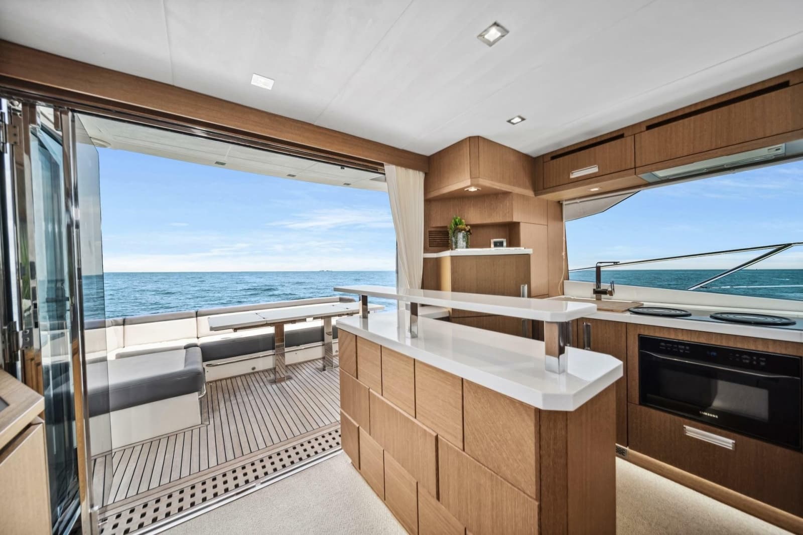 2019 Galeon 560 Sky