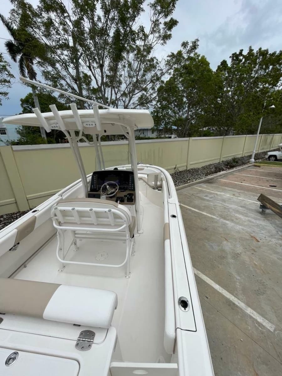 2019 Robalo R242 Center Console