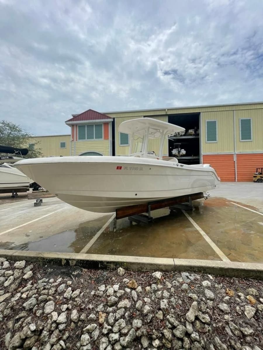 2019 Robalo R242 Center Console