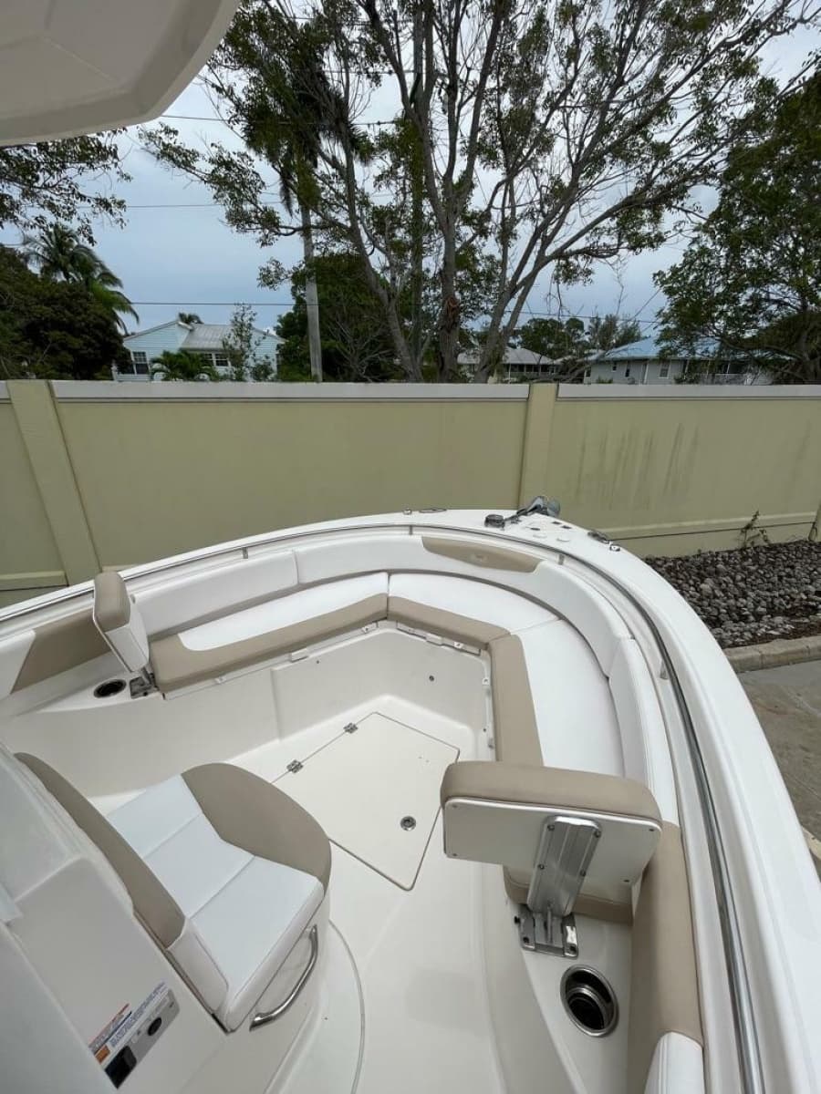 2019 Robalo R242 Center Console