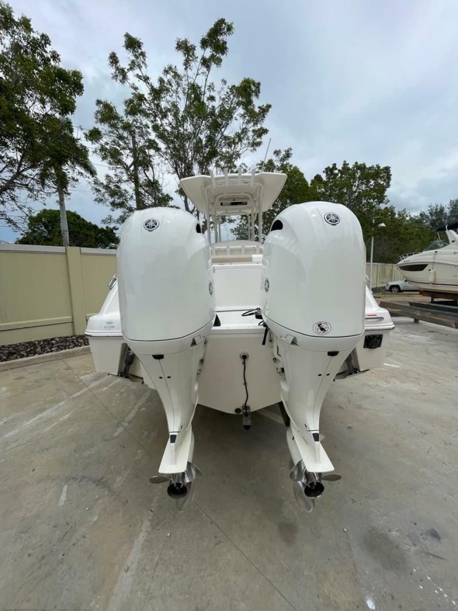 2019 Robalo R242 Center Console