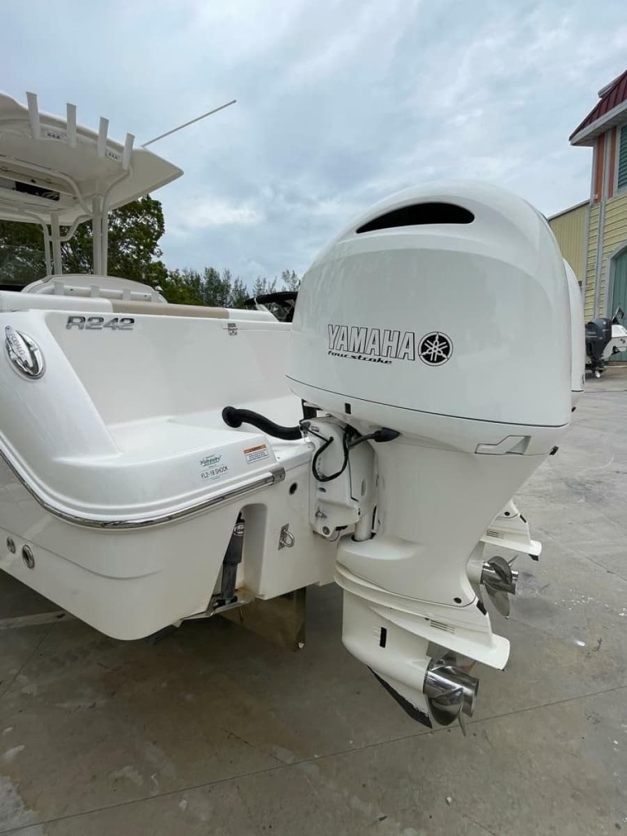 2019 Robalo R242 Center Console