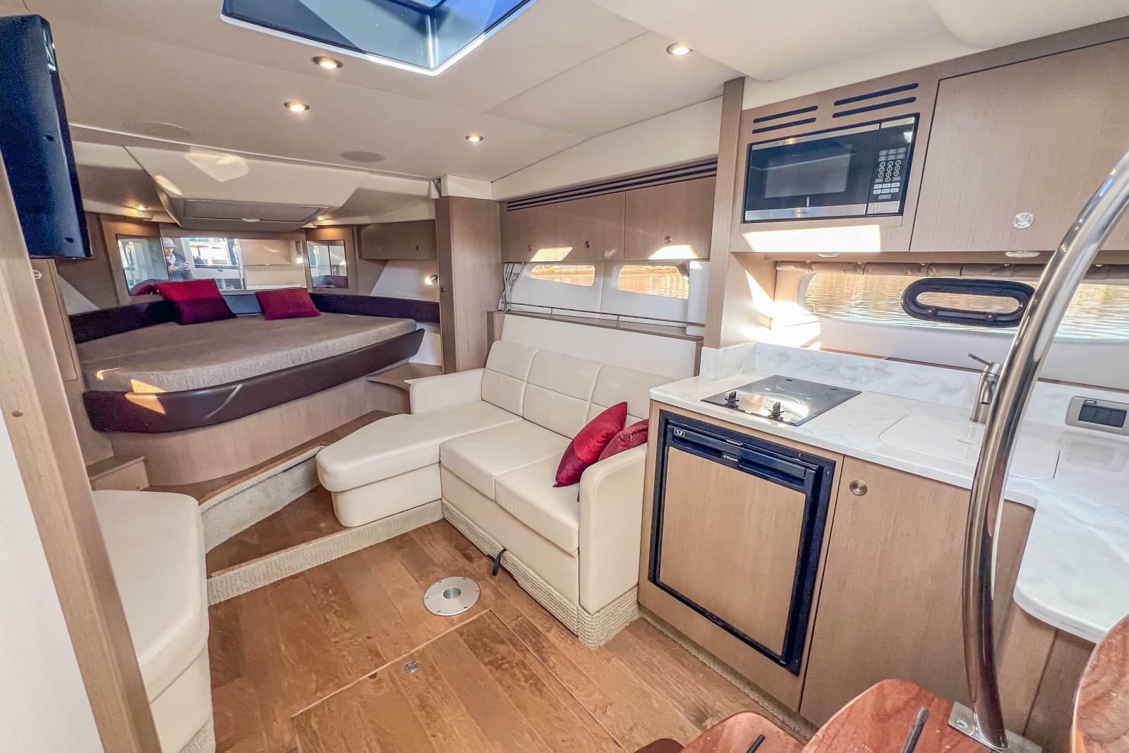2018 Sea Ray Sundancer 350 Coupe