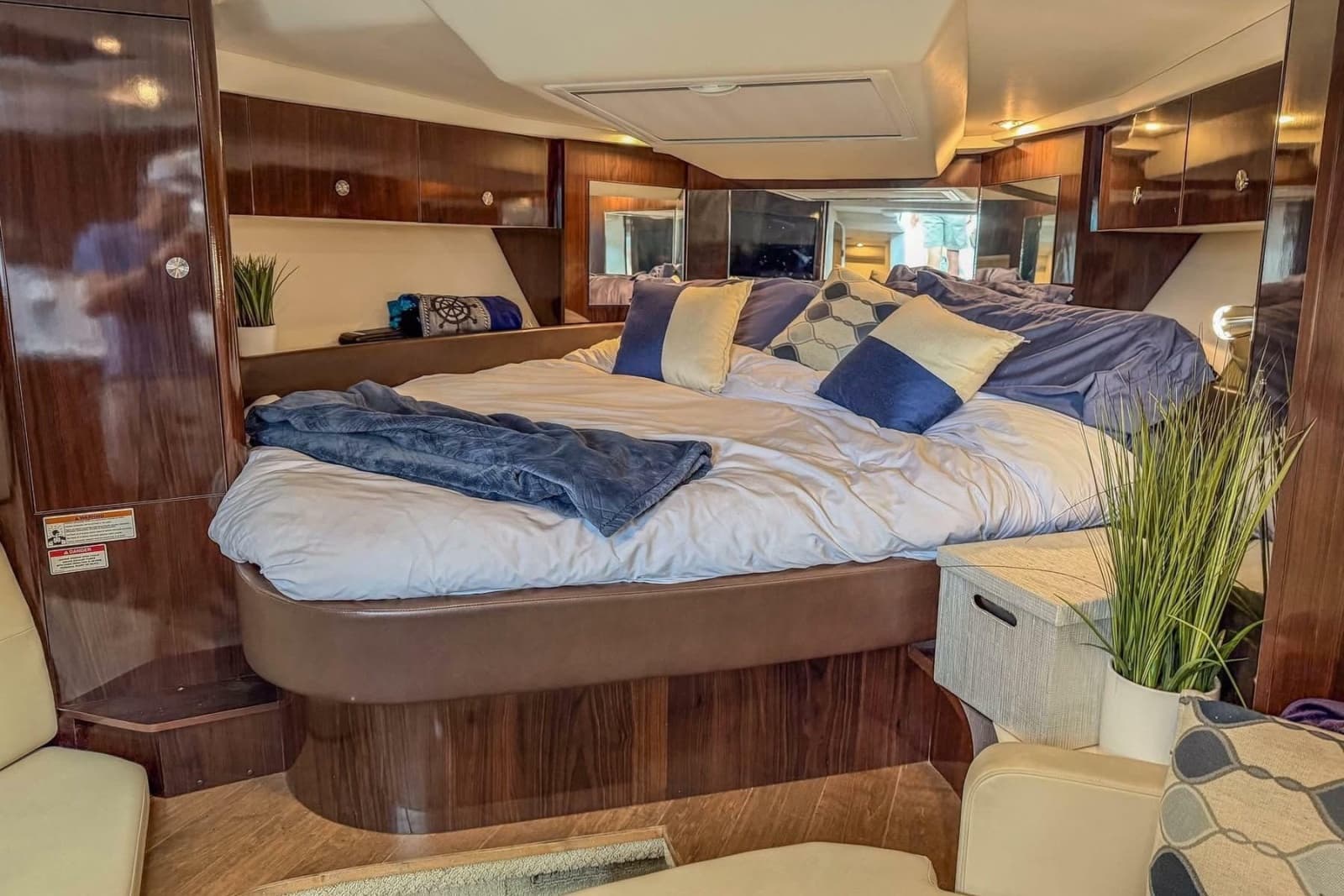 2017 Sea Ray Sundancer 350 Coupe