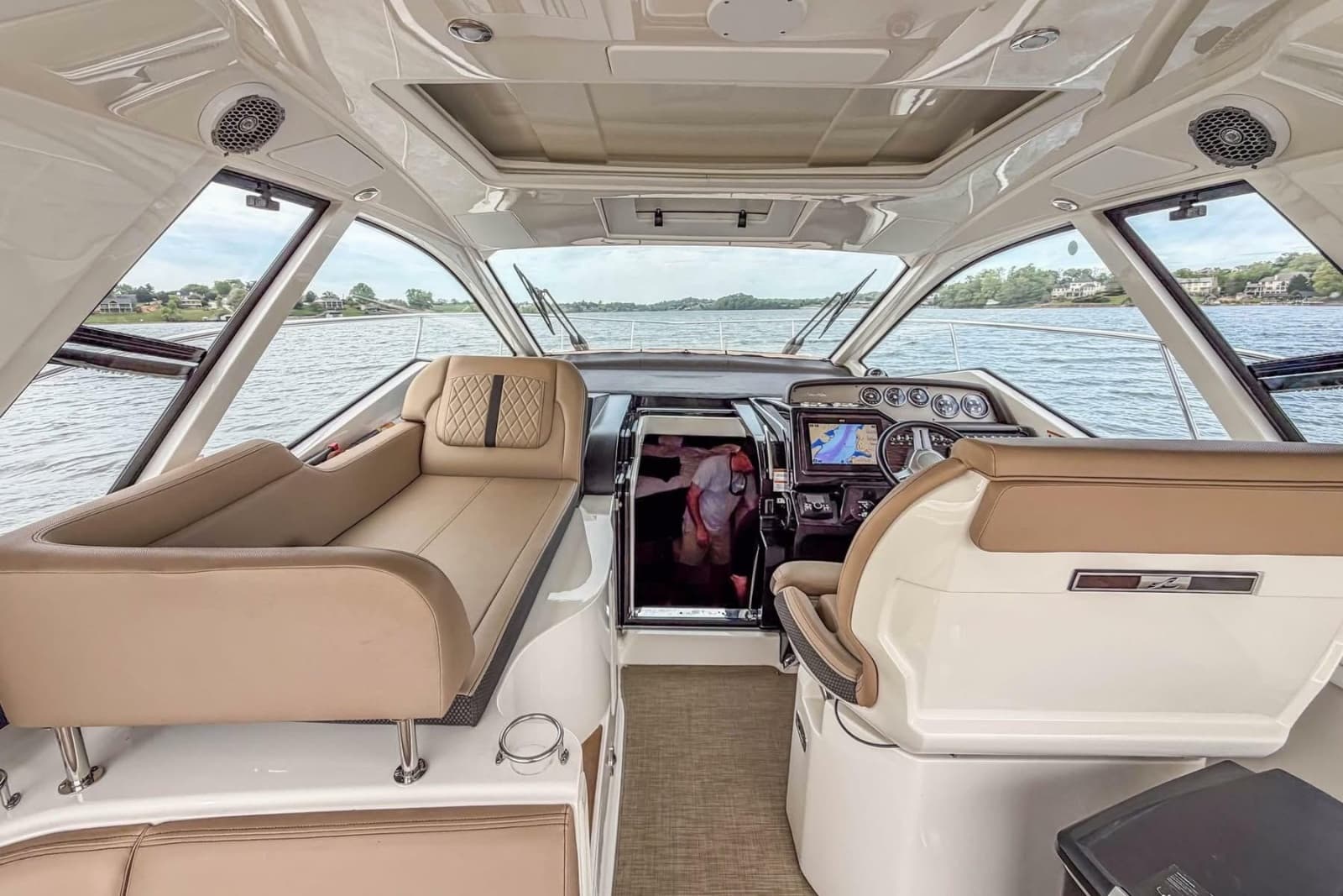 2017 Sea Ray Sundancer 350 Coupe