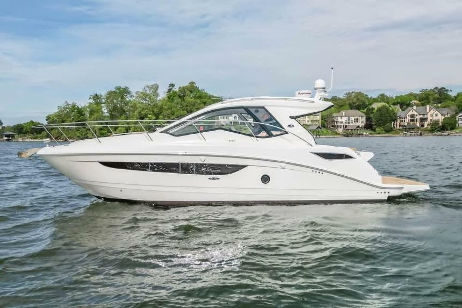 2017 Sea Ray Sundancer 350 Coupe
