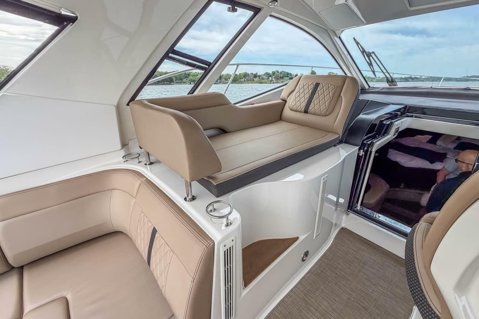 2017 Sea Ray Sundancer 350 Coupe