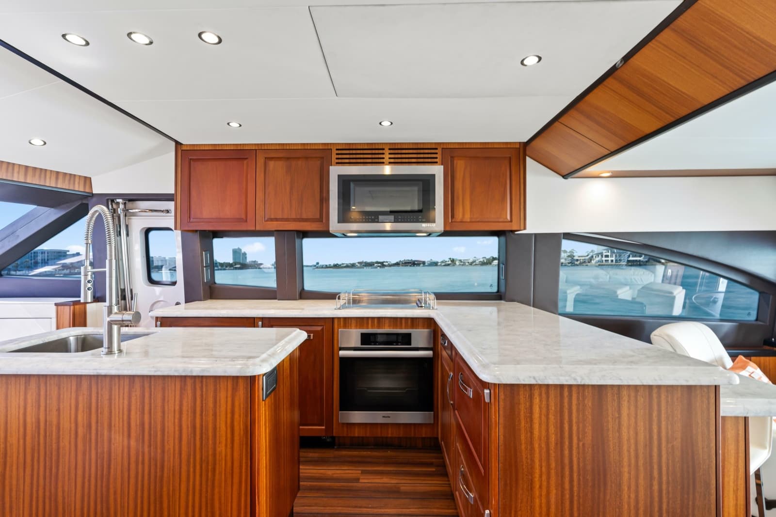 2013 Hatteras 60 Motor Yacht