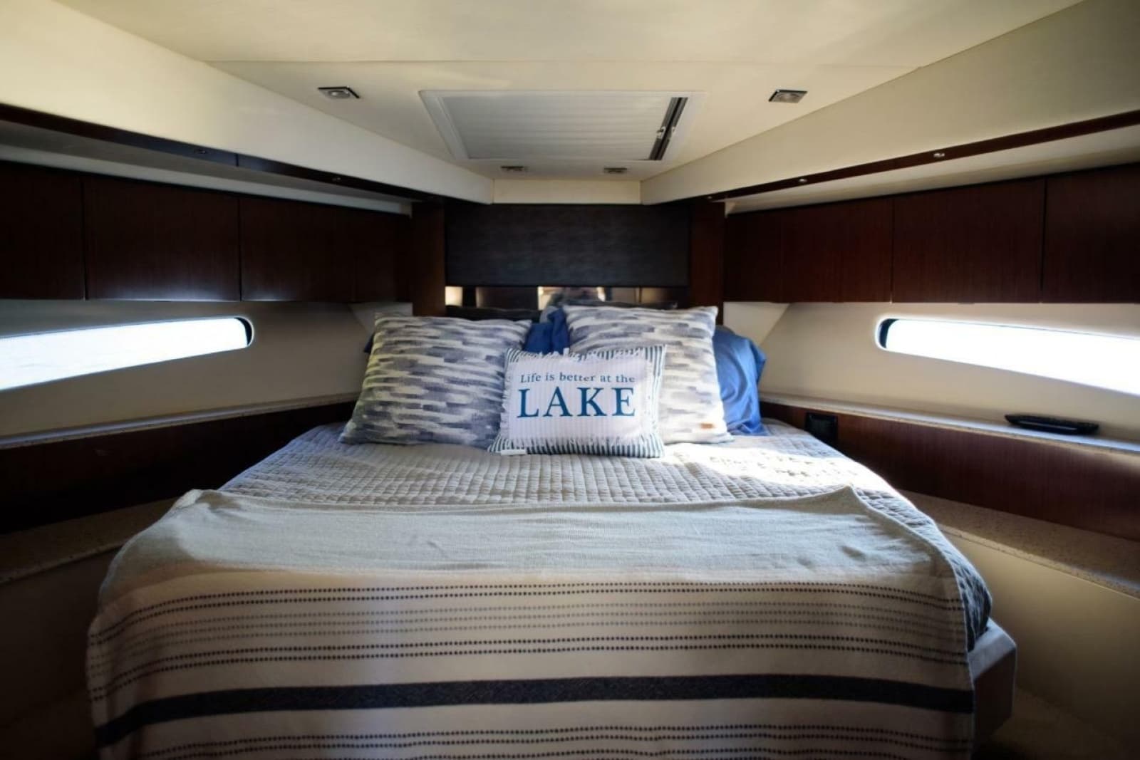 2012 Cruisers Yachts 48 Cantius