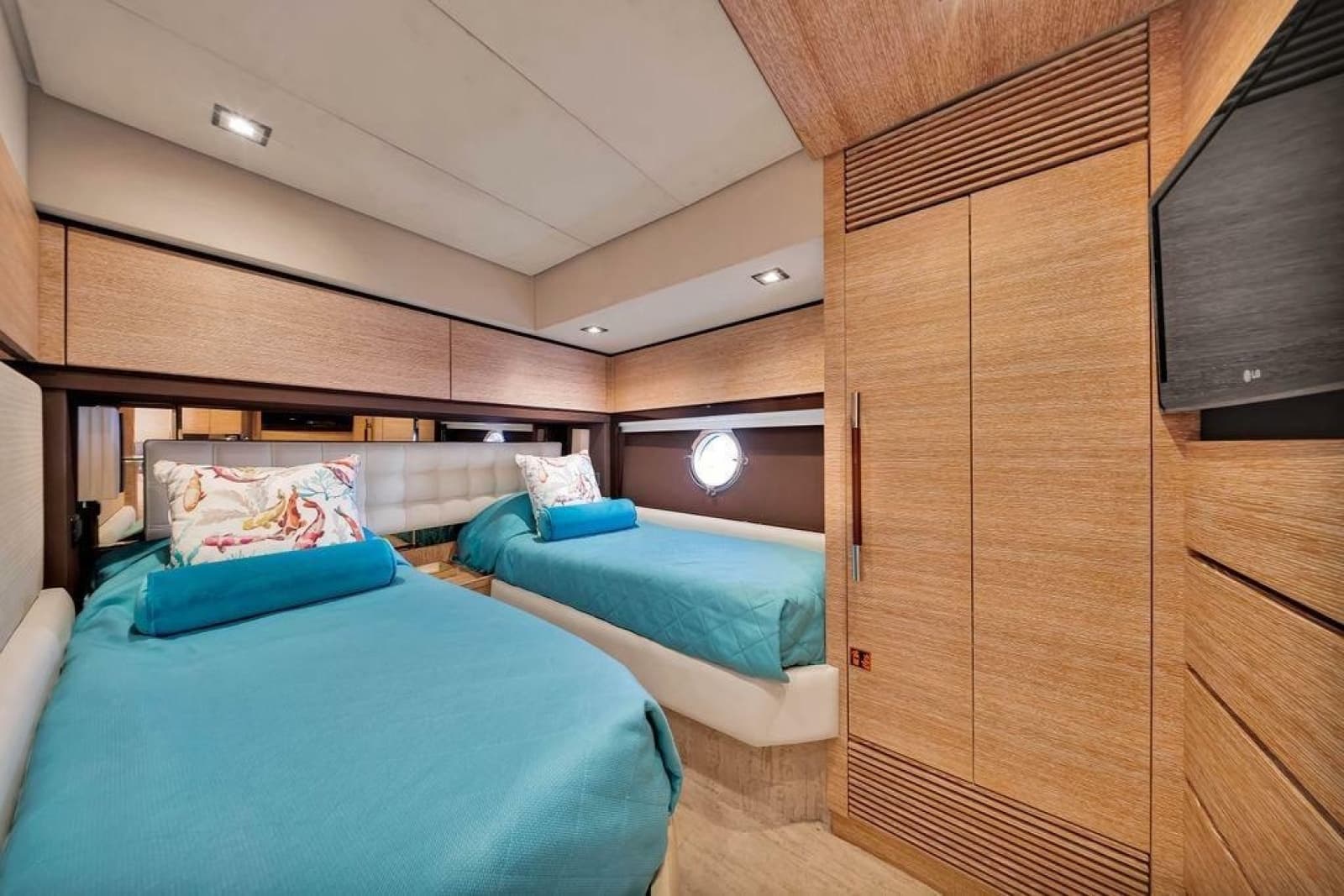 2011 Azimut 70