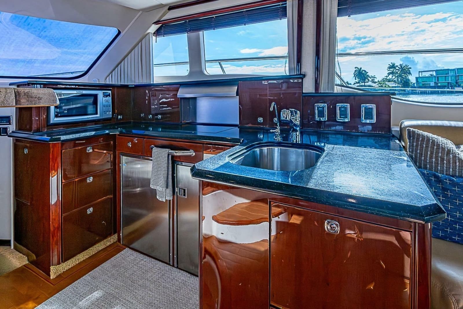 2010 Sea Ray 52 Sedan Bridge