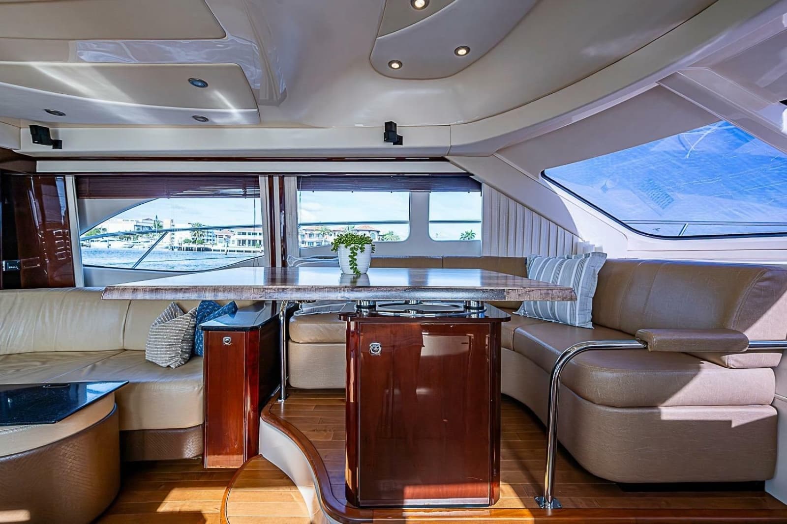 2010 Sea Ray 52 Sedan Bridge