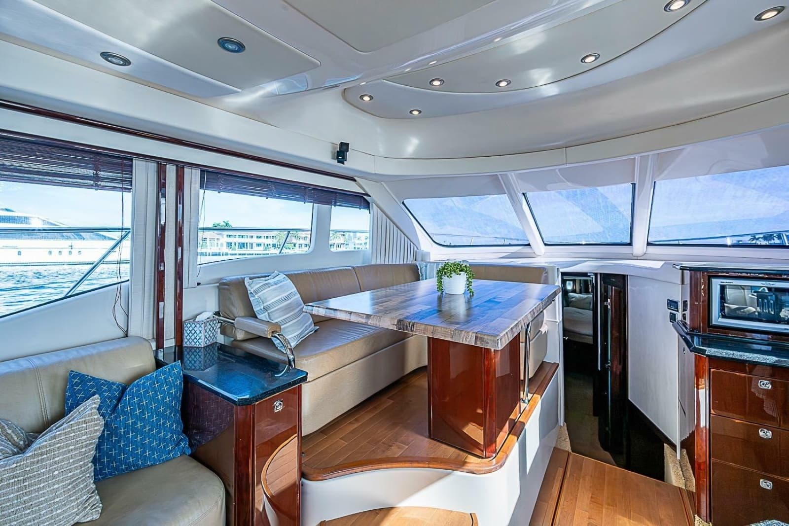 2010 Sea Ray 52 Sedan Bridge