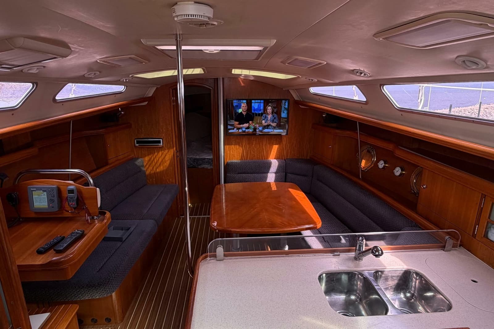2005 Hunter 38