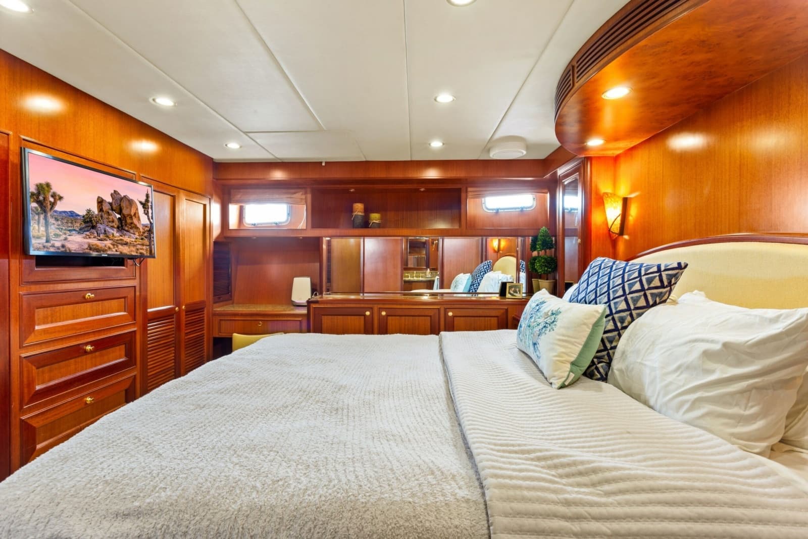 2005 Offshore Yachts 66 Pilot House