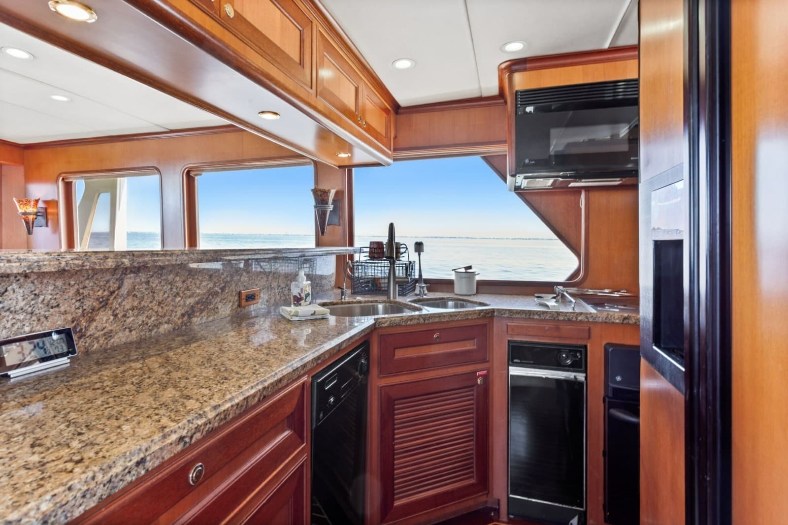 2005 Offshore Yachts 66 Pilot House