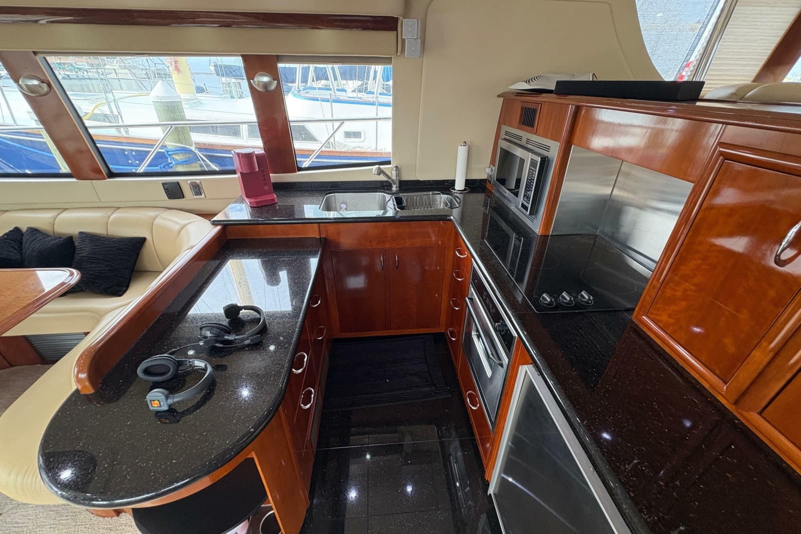 2004 Carver 560 Voyager