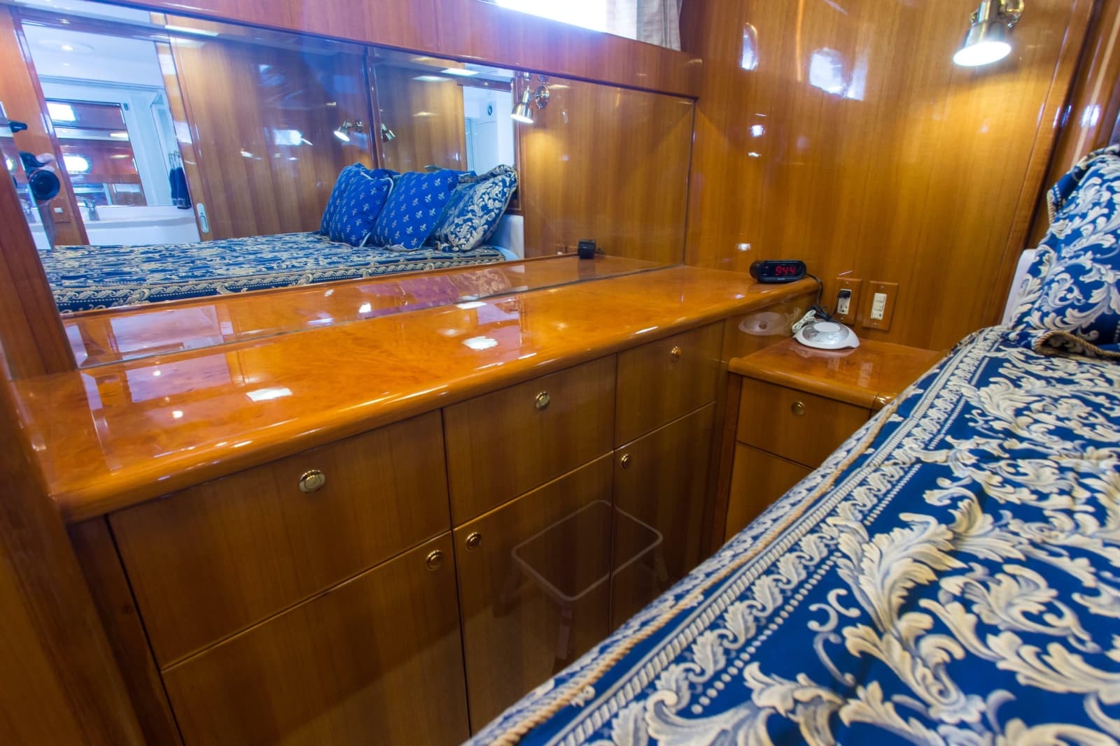 2003 Jefferson Pilothouse 57