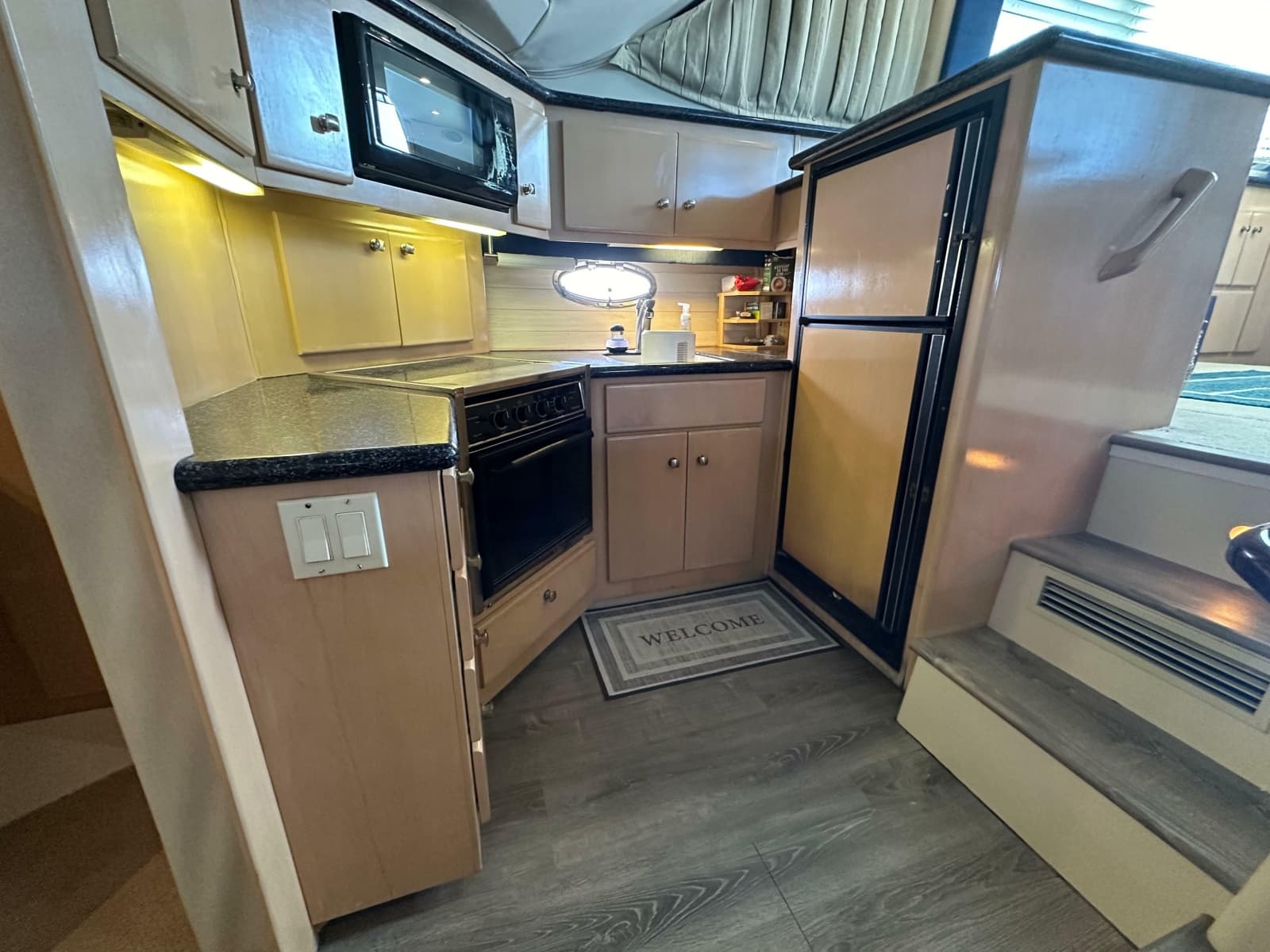 2000 Carver 406 Aft Cabin Motor Yacht