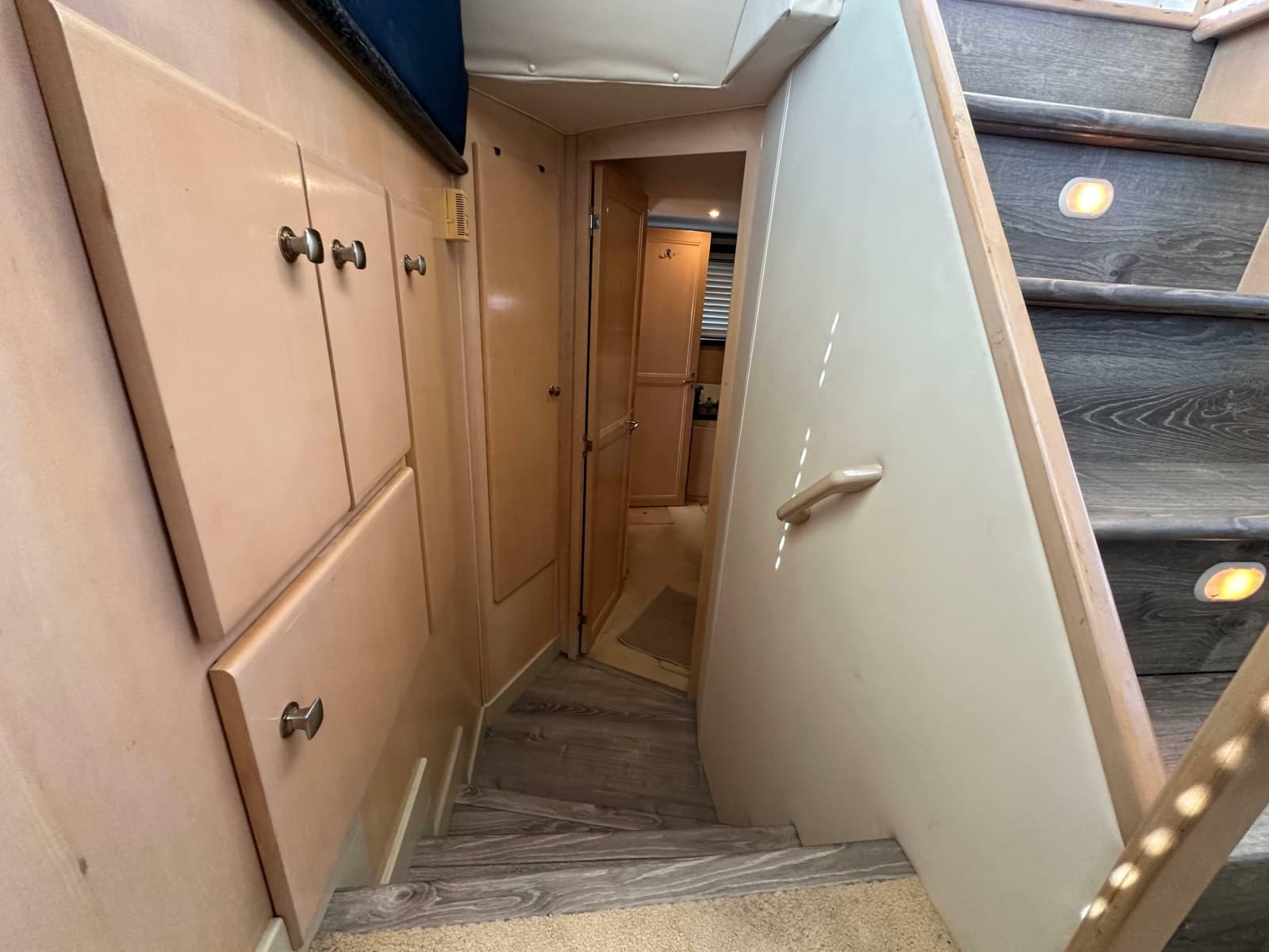 2000 Carver 406 Aft Cabin Motor Yacht