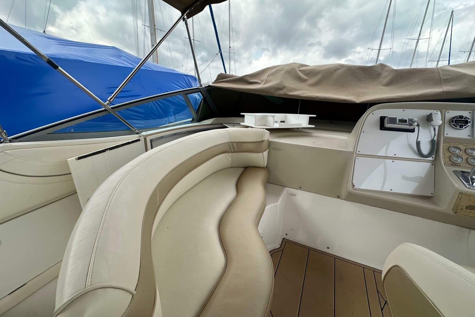 1995 Cruisers Yachts 3575 Esprit