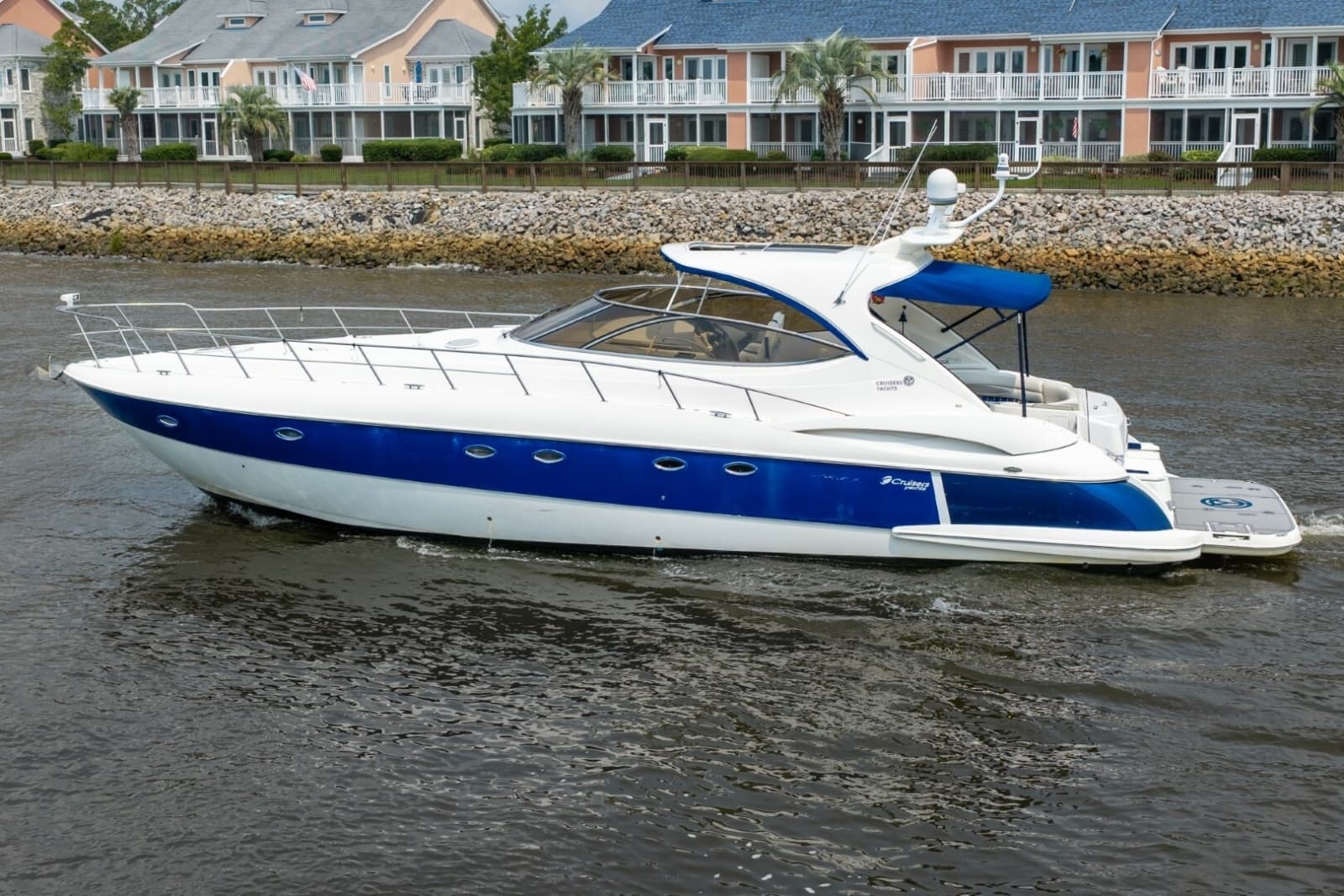 2003 Cruisers Yachts 5470