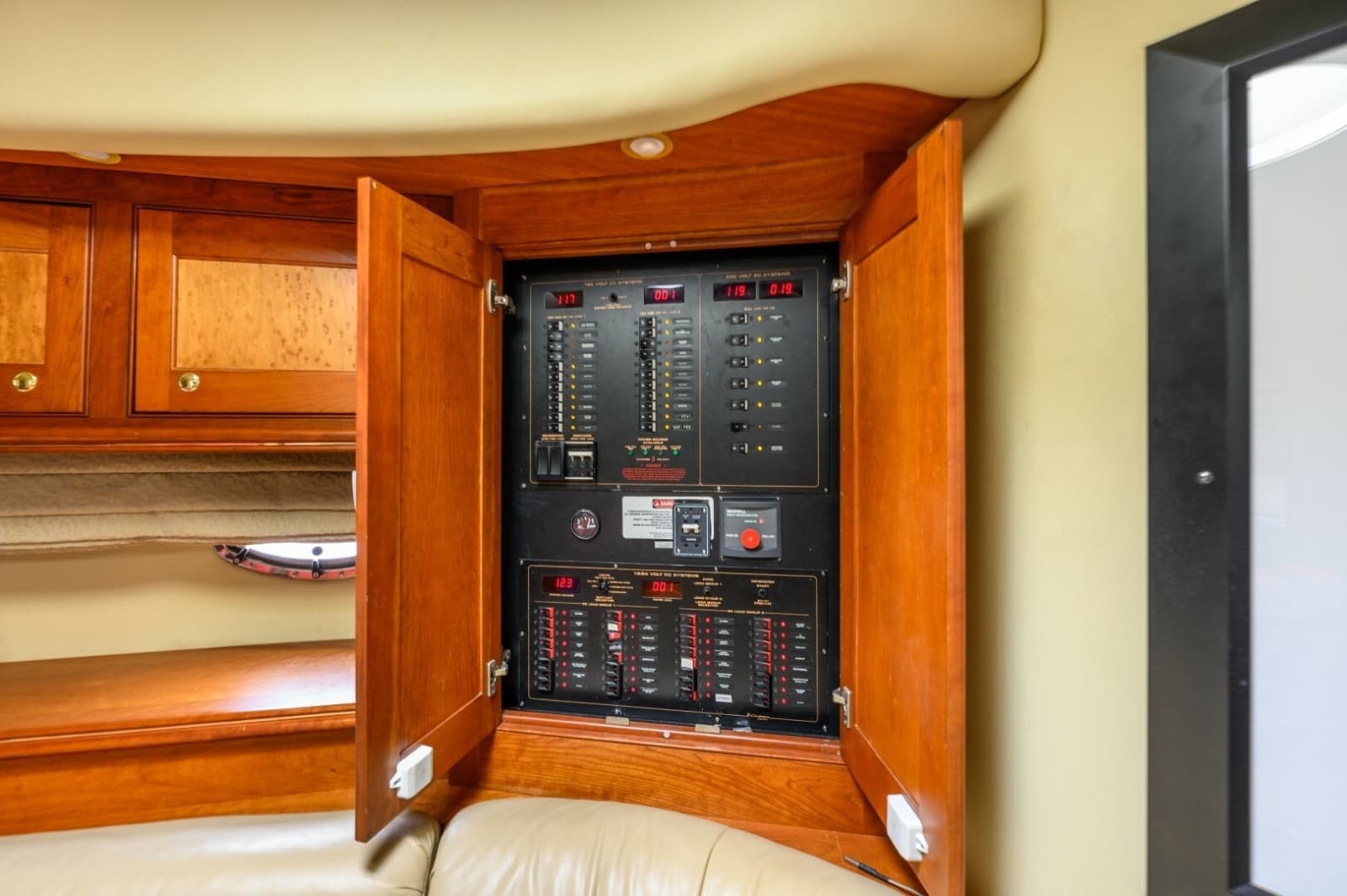2003 Cruisers Yachts 5470