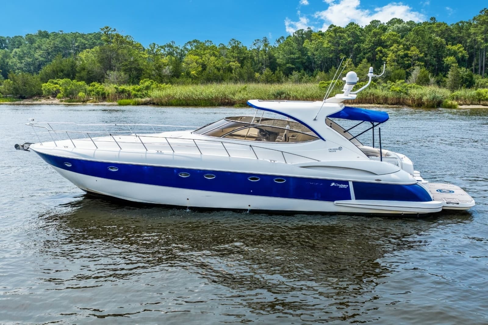 2003 Cruisers Yachts 5470