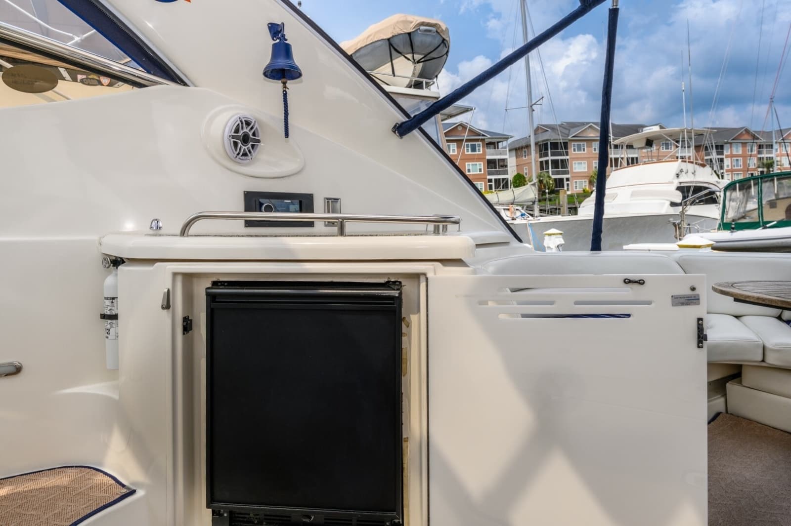 2003 Cruisers Yachts 5470