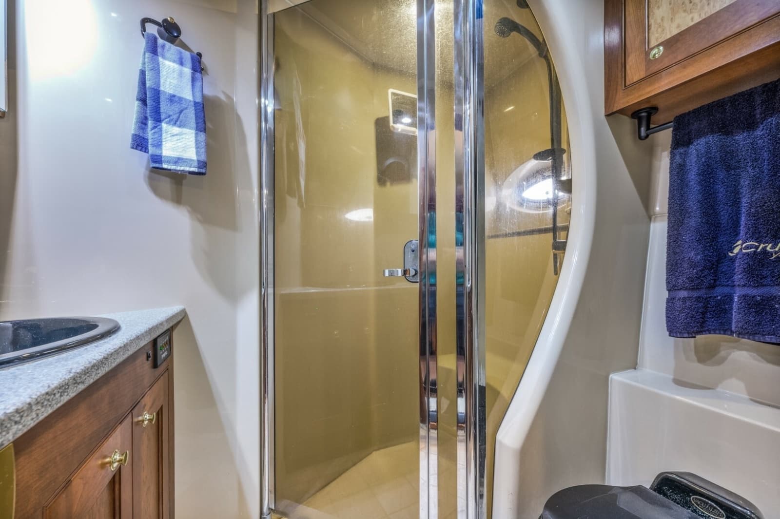 2003 Cruisers Yachts 5470