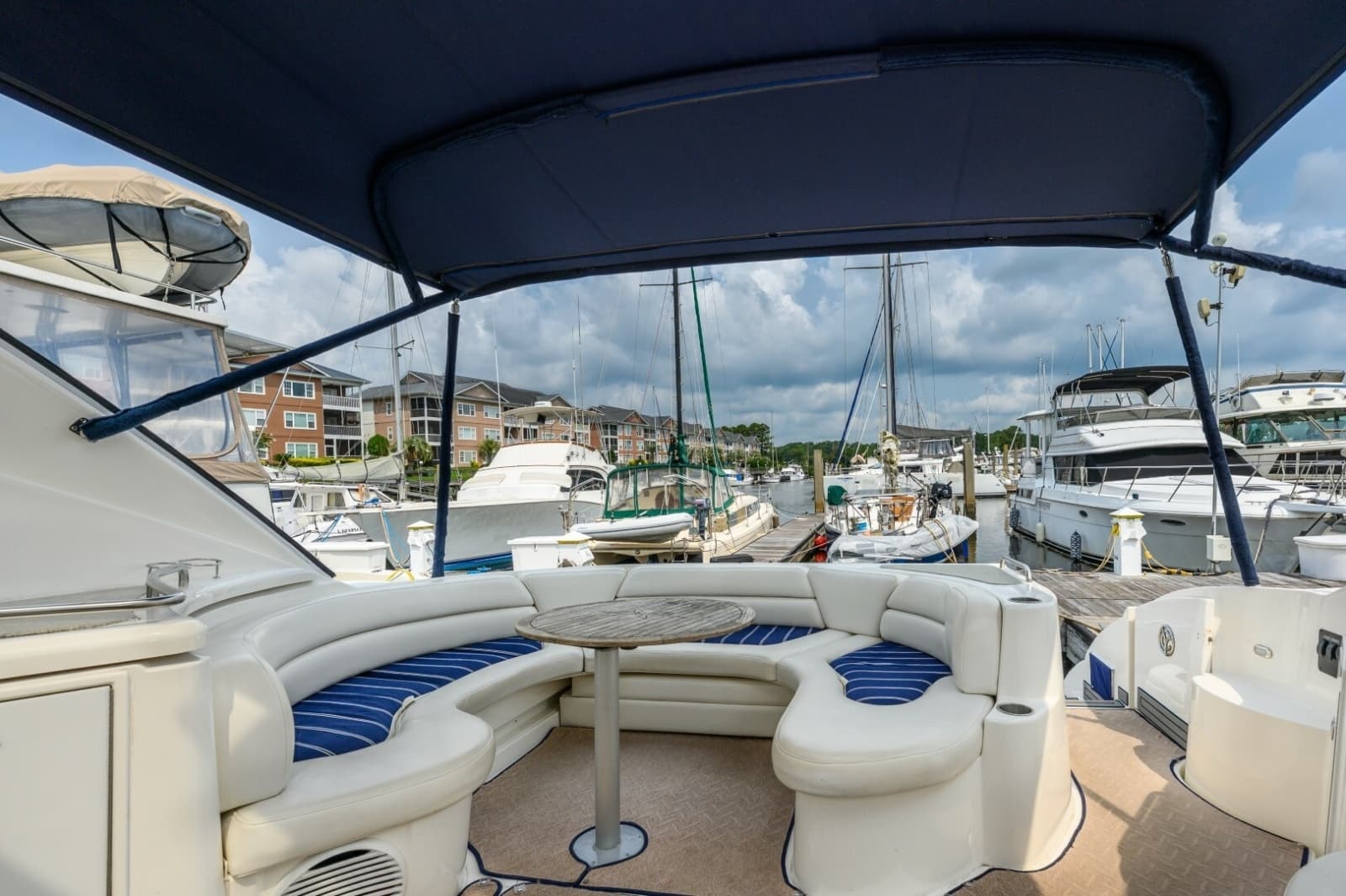 2003 Cruisers Yachts 5470