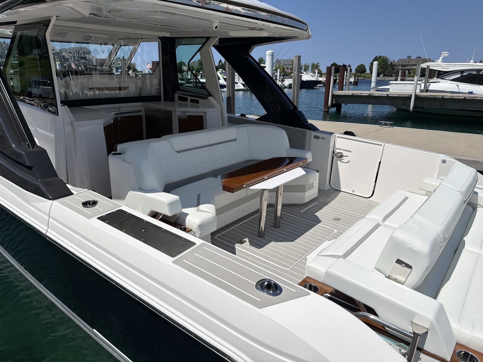 2026 Tiara Yachts 48 LS