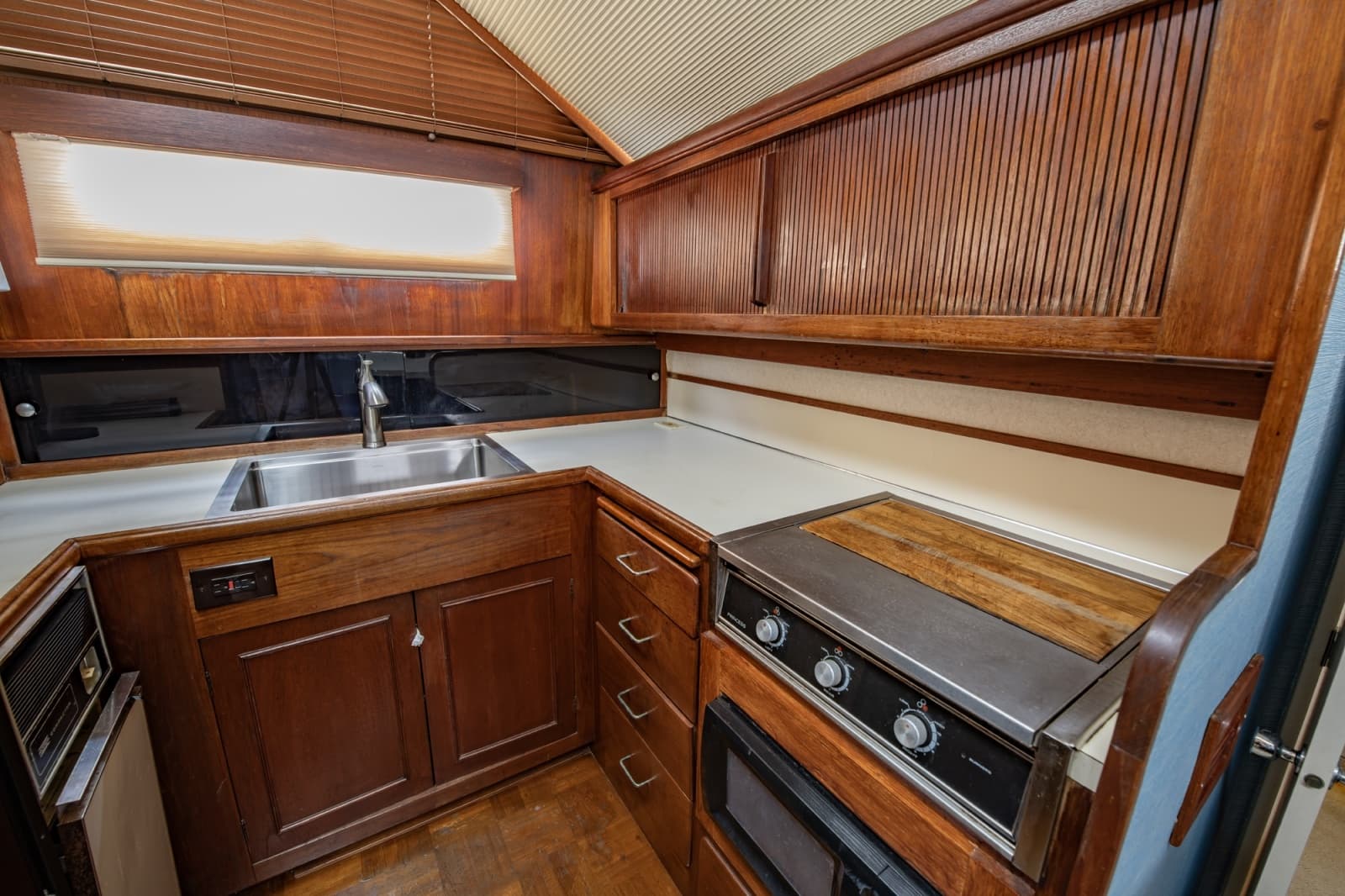 1988 Tollycraft 44 Cockpit M.Y.
