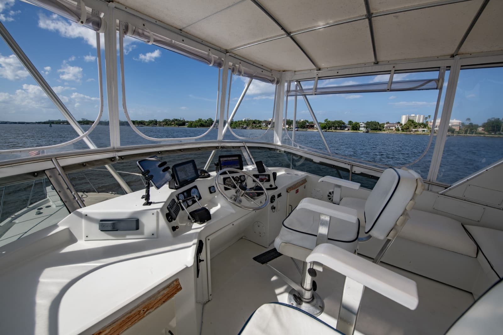 1988 Tollycraft 44 Cockpit M.Y.