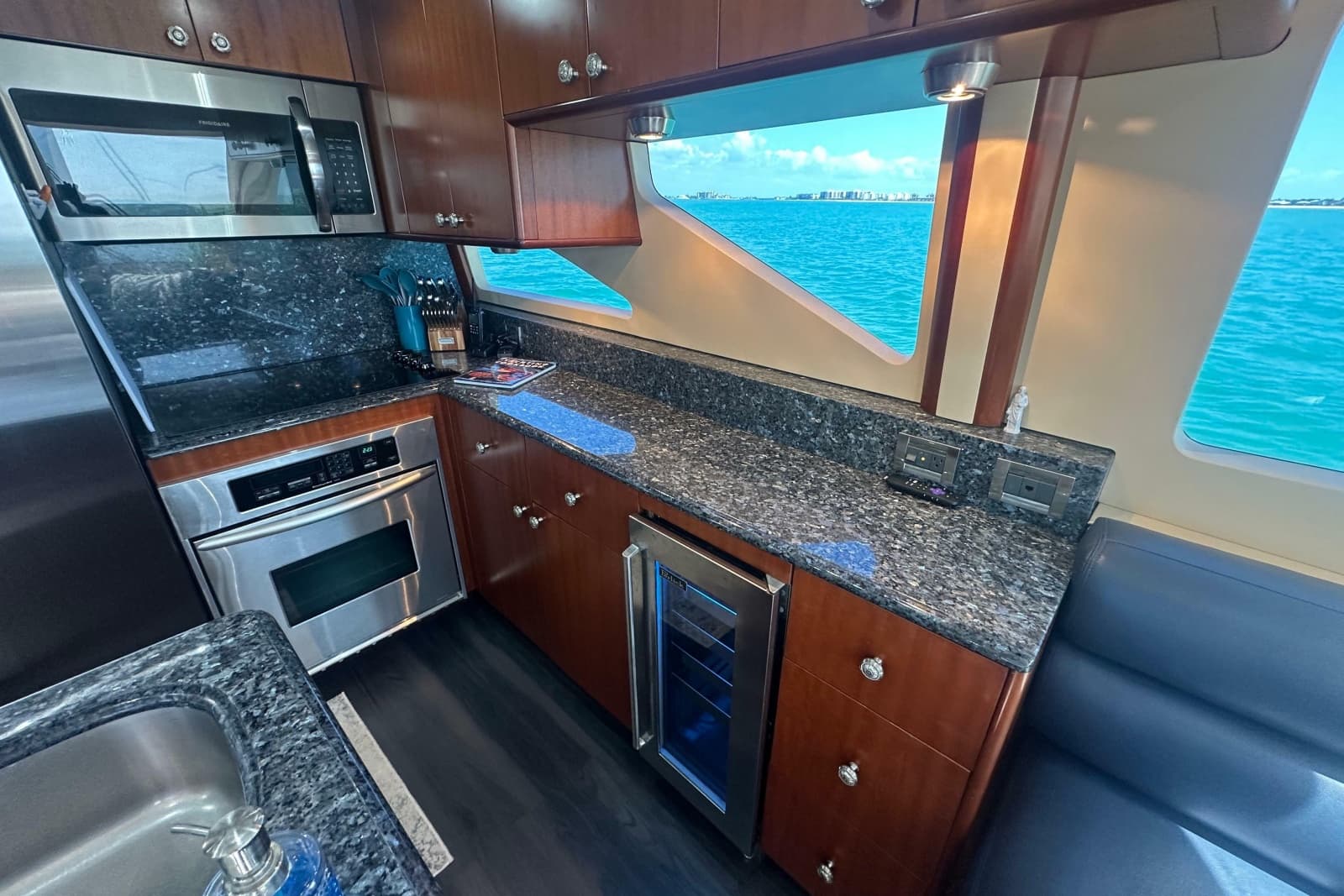 2006 Lazzara Yachts 68 Motoryacht