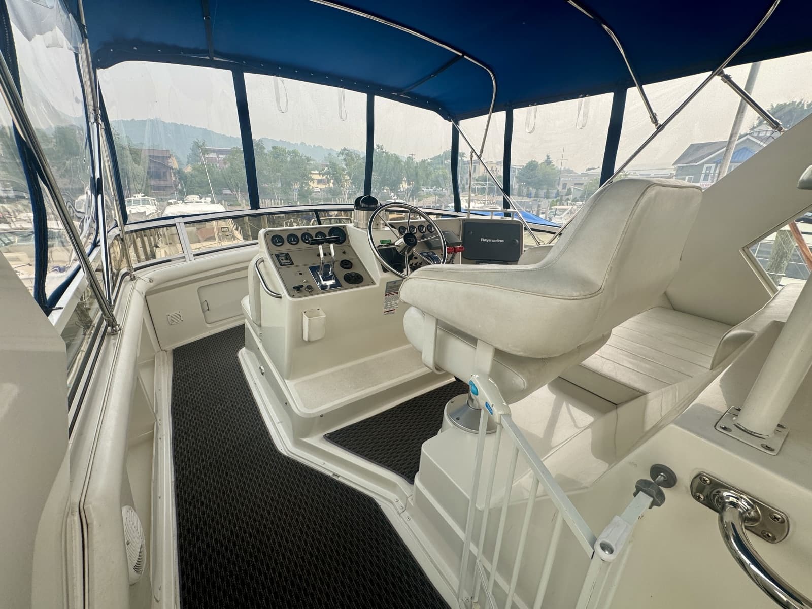 1997 Carver 445 Aft Cabin