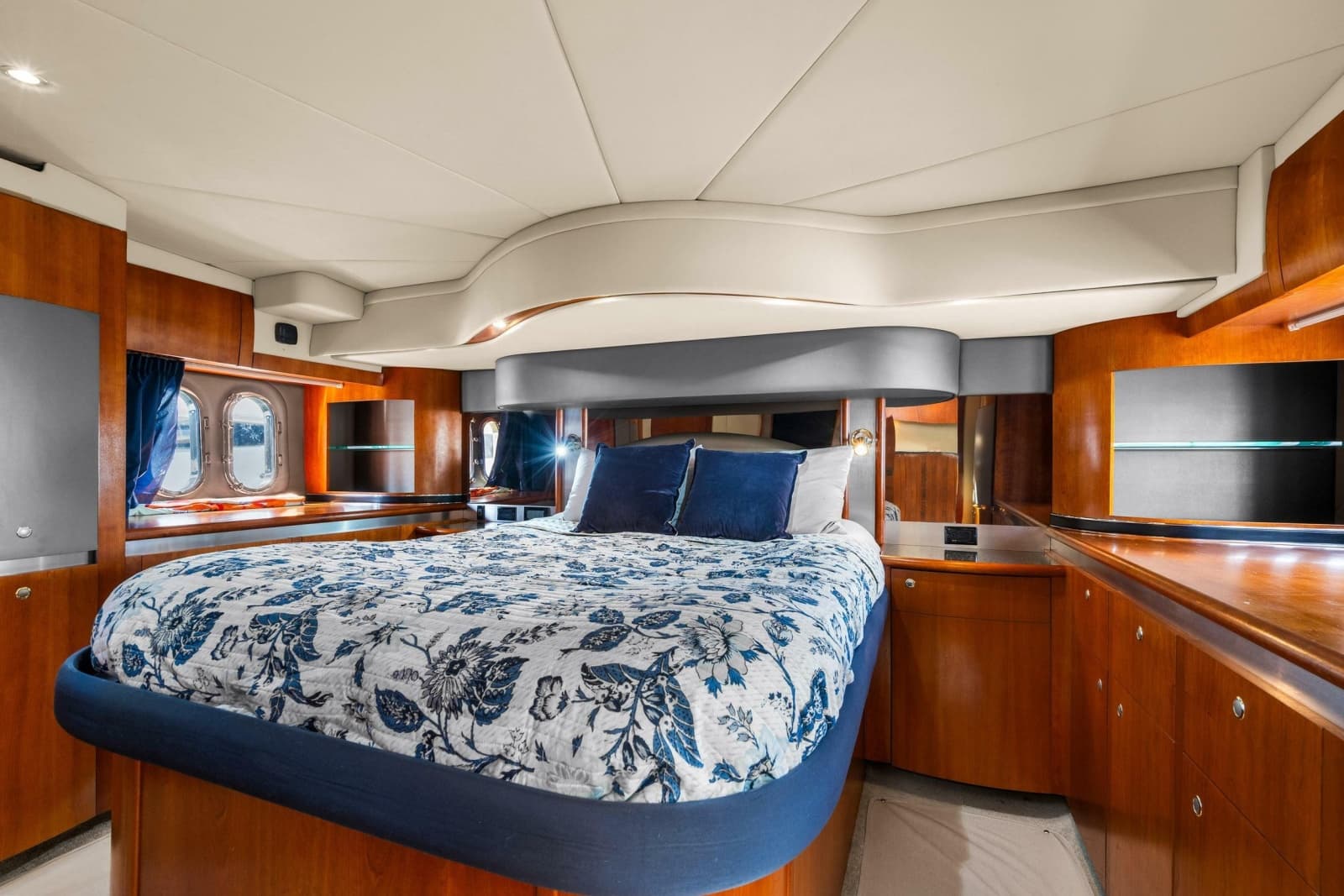 2005 Cruisers Yachts 520 Express