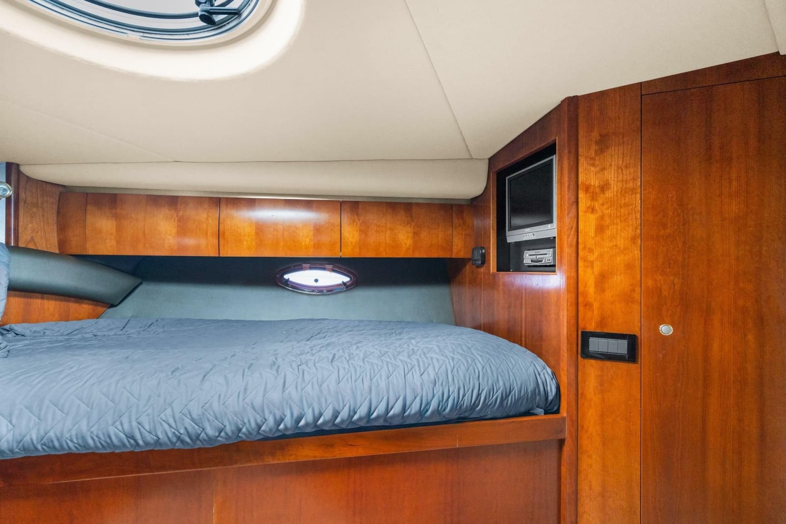 2005 Cruisers Yachts 520 Express