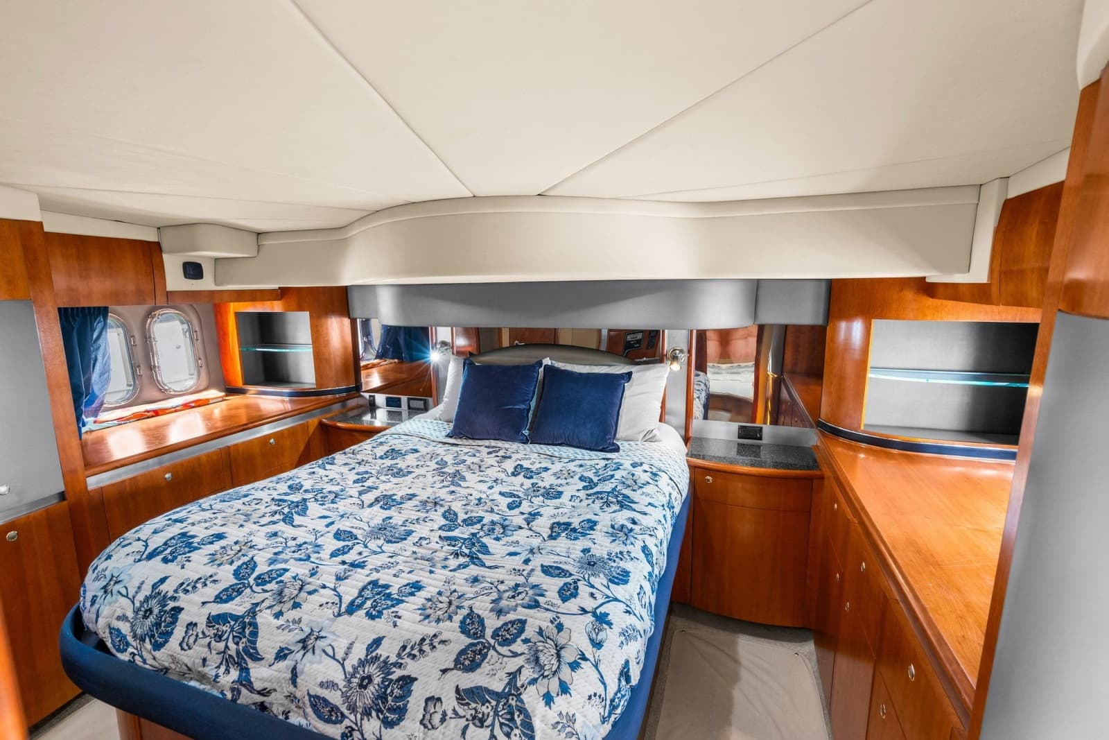 2005 Cruisers Yachts 520 Express