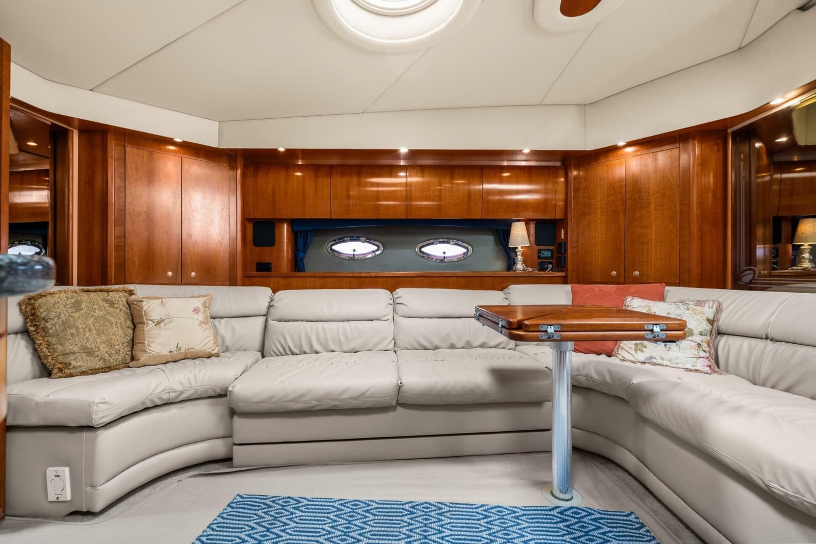 2005 Cruisers Yachts 520 Express