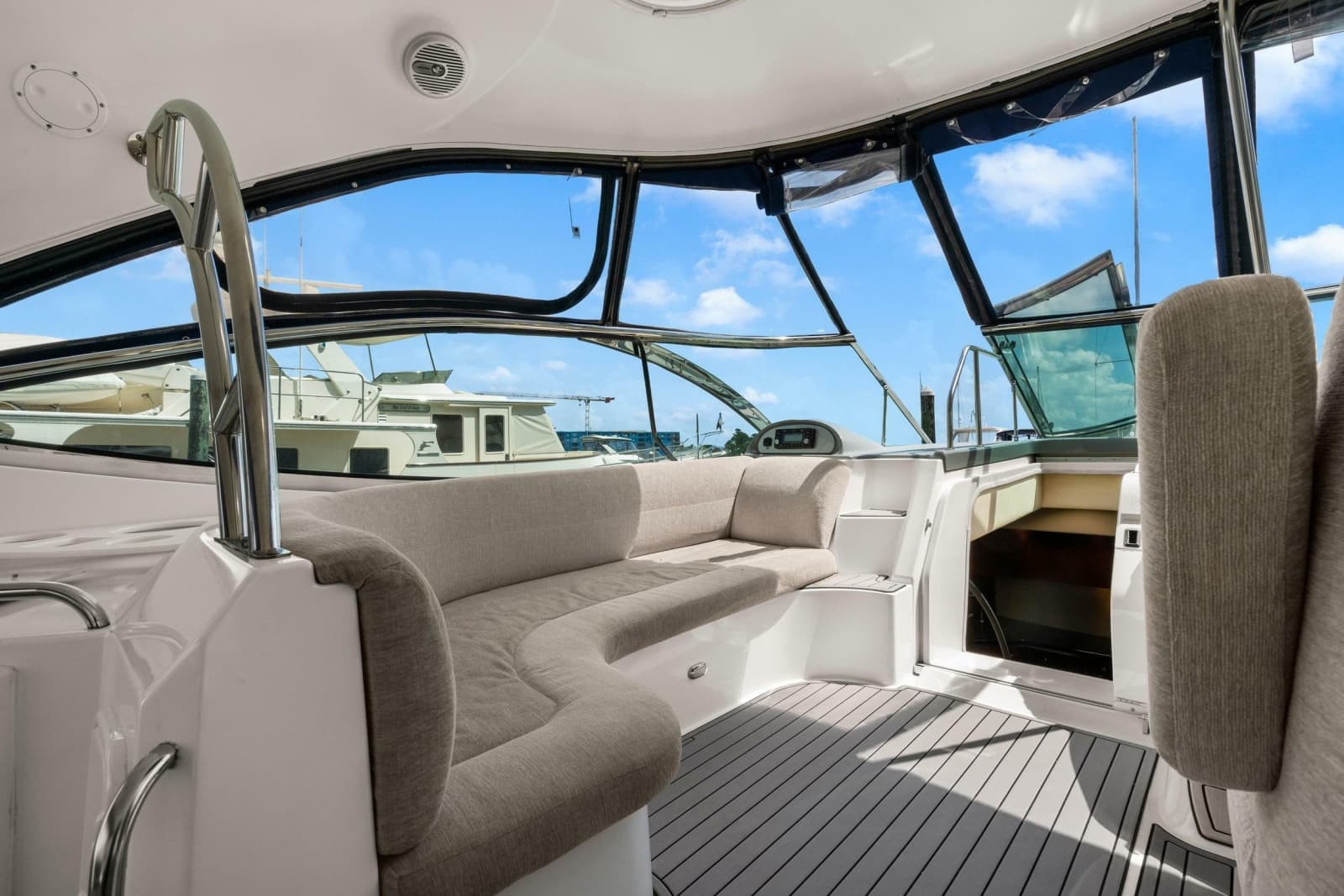2005 Cruisers Yachts 520 Express