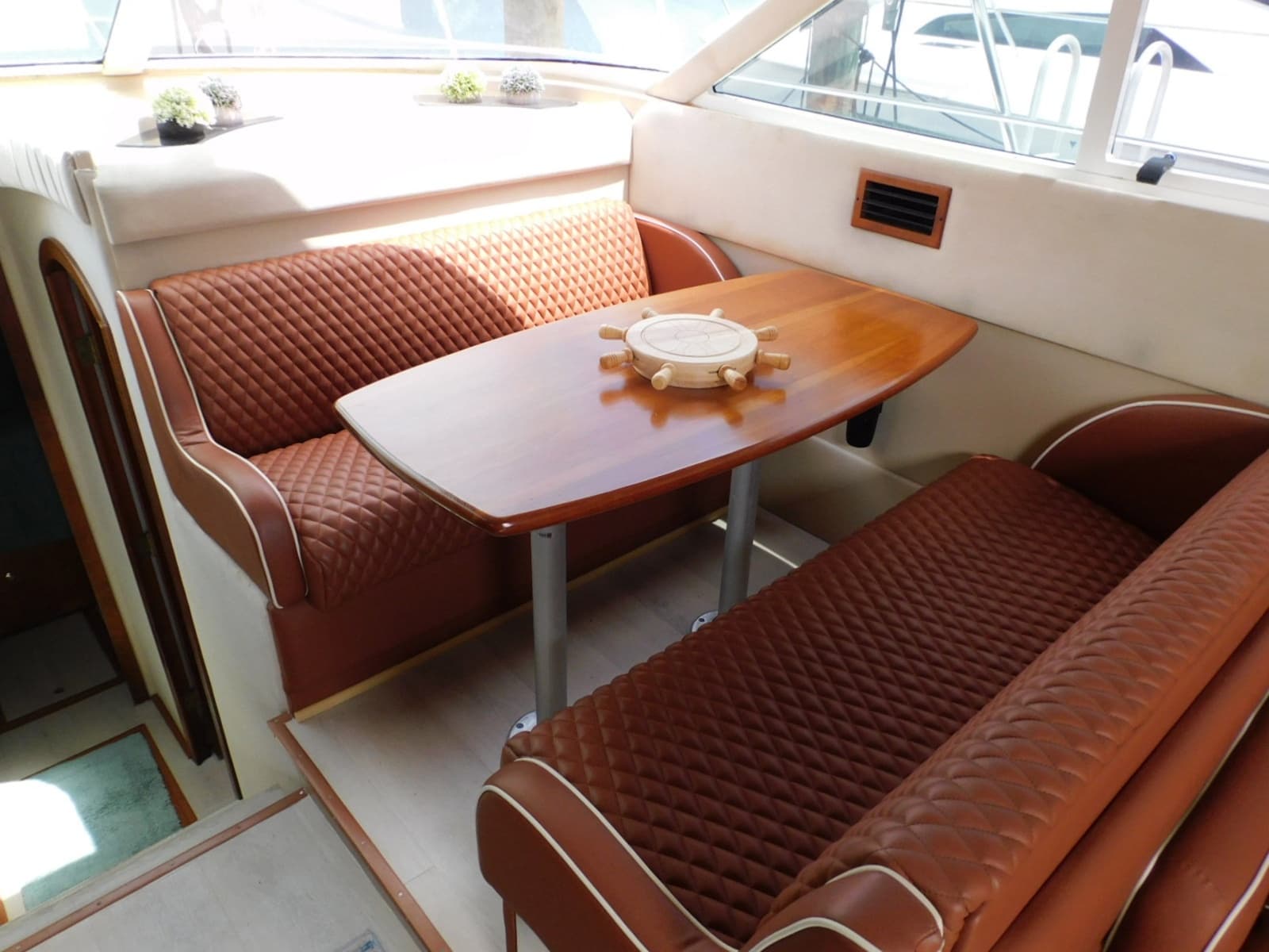 2001 Cruisers Yachts 4450 Express Motoryacht