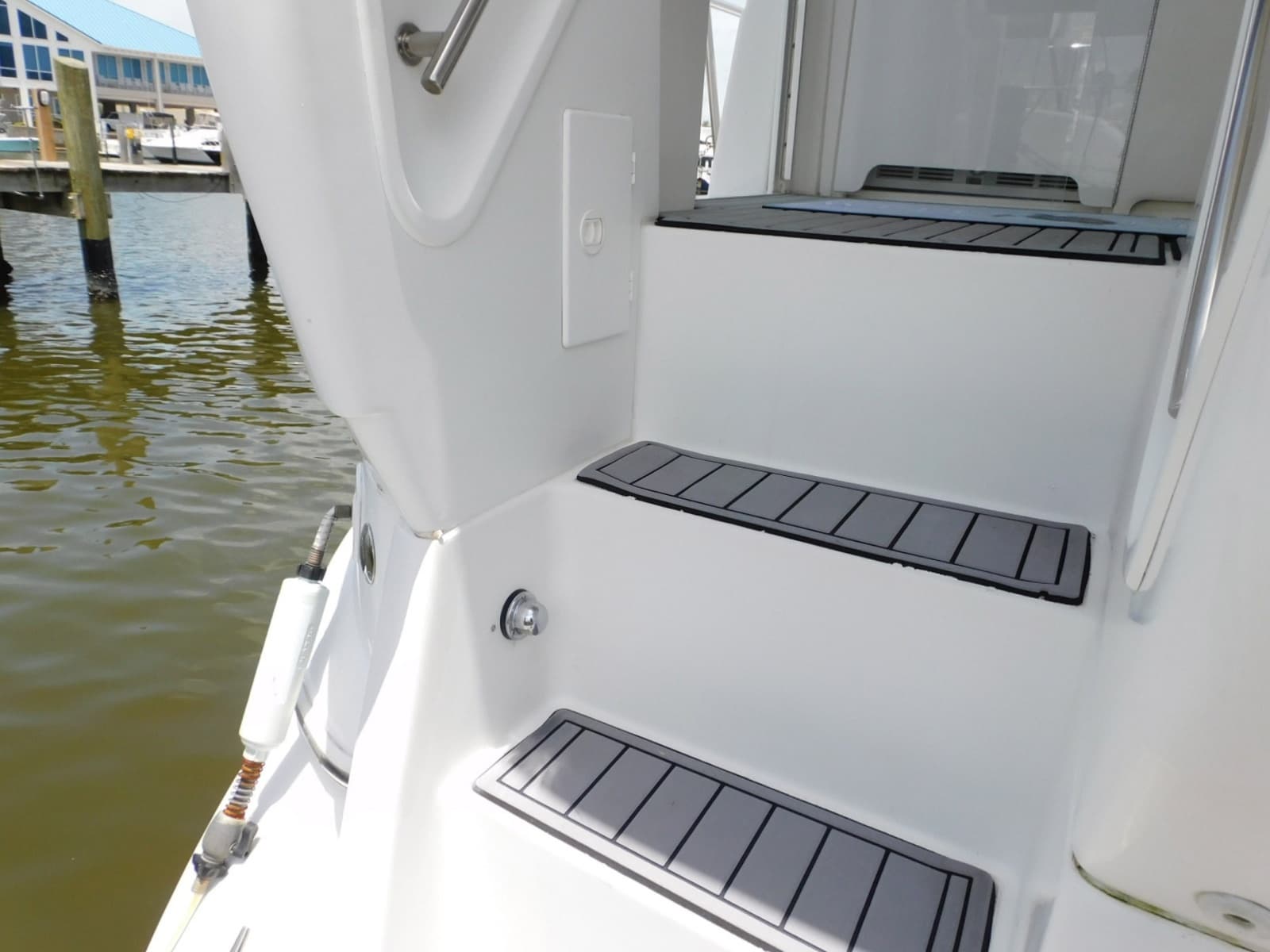 2001 Cruisers Yachts 4450 Express Motoryacht