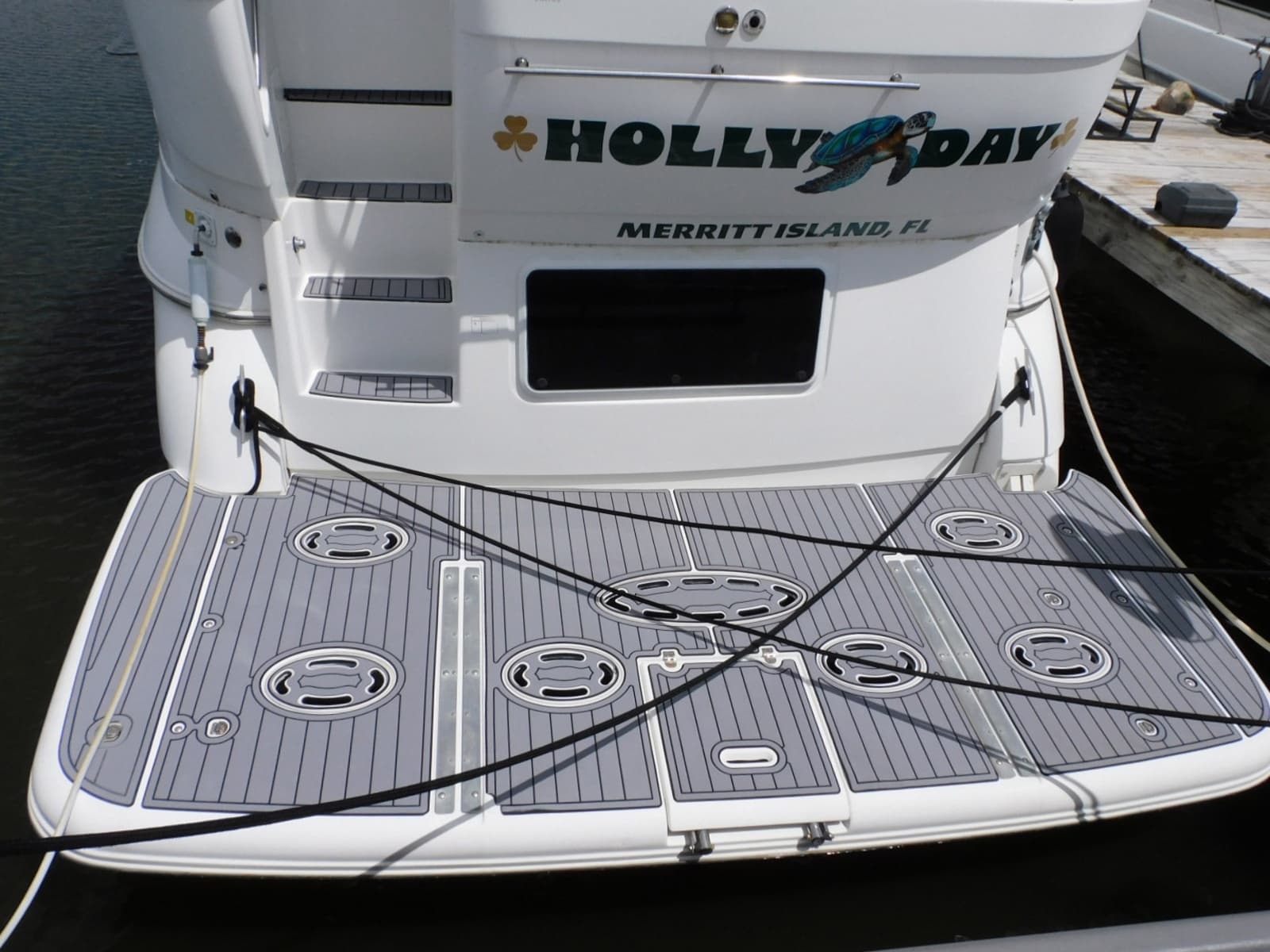 2001 Cruisers Yachts 4450 Express Motoryacht