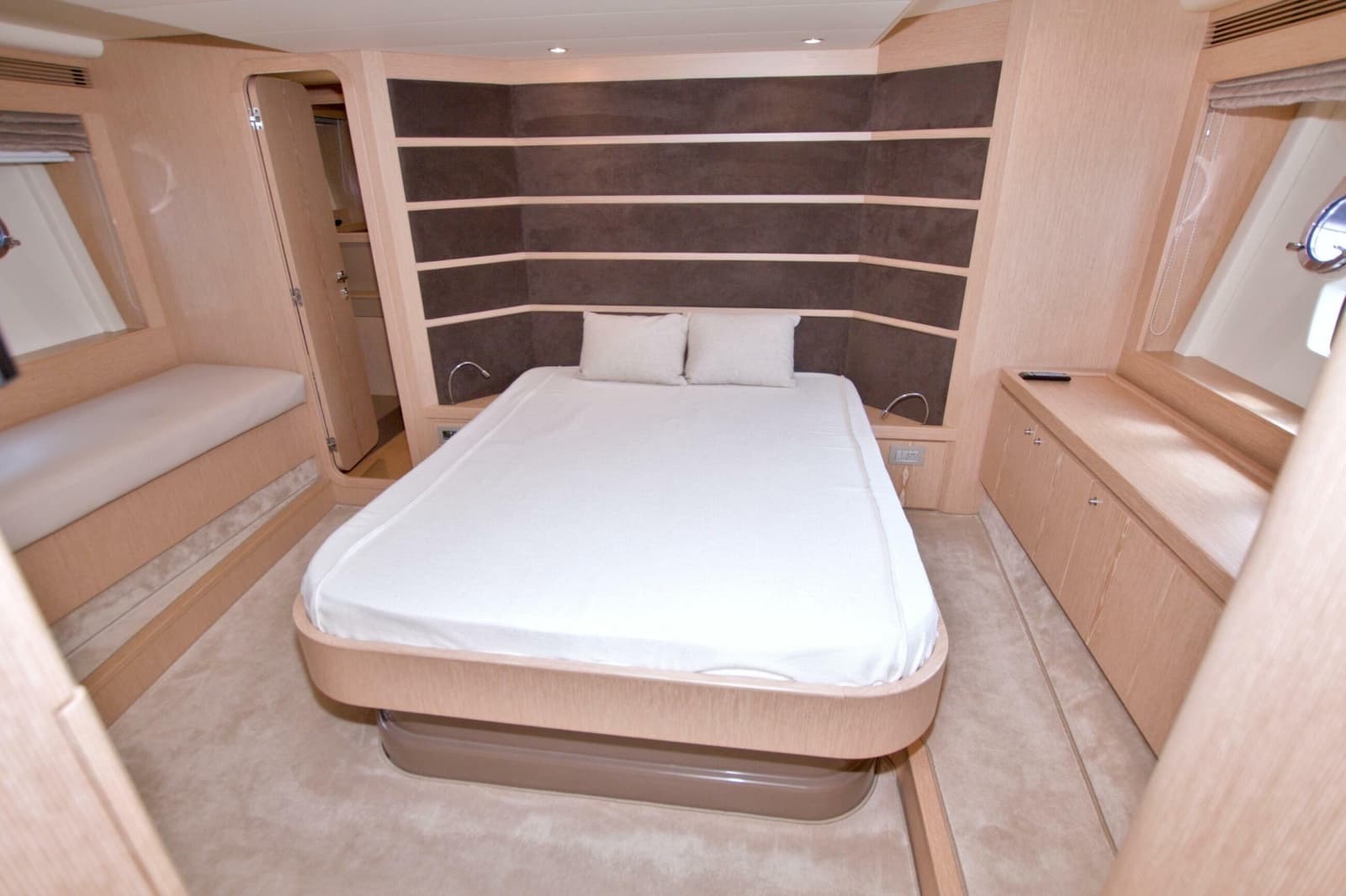 2014 Ferretti Yachts 620